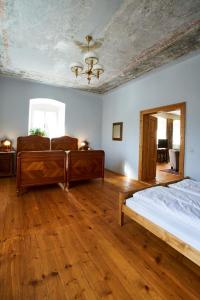 Postel nebo postele na pokoji v ubytování Barokní fara Český ráj