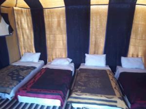 Postel nebo postele na pokoji v ubytování Azalay Luxury Camp Merzouga