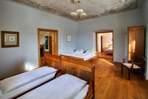 Postel nebo postele na pokoji v ubytování Barokní fara Český ráj