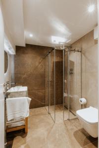 uma casa de banho com um chuveiro, um WC e um lavatório. em Sharm Hotel Luxury em Gjirokastër mais 37 fotografias