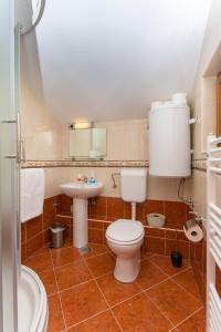 bagno con servizi igienici e lavandino di MODERN APARTMENT WITH SEA VIEW a Dubrovnik