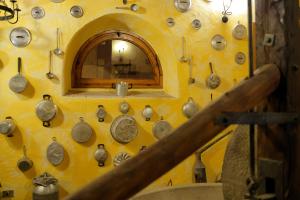 斯坎迪奇Agriturismo Villa Guarnaschelli的满是锅碗瓢盆的墙