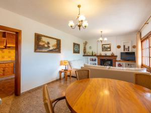TV a/nebo společenská místnost v ubytování Holiday Home Can Pep Jaume by Interhome