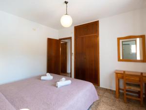 Rúm í herbergi á Holiday Home Can Pep Jaume by Interhome