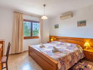 Rúm í herbergi á Holiday Home Can Pep Jaume by Interhome