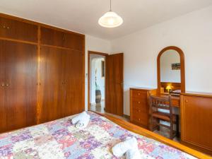 Rúm í herbergi á Holiday Home Can Pep Jaume by Interhome