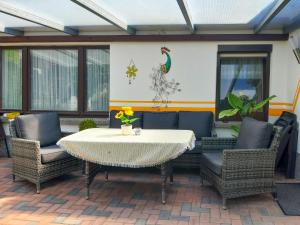 een patio met een tafel en stoelen bij Holiday Home Schneider by Interhome in Geschwenda