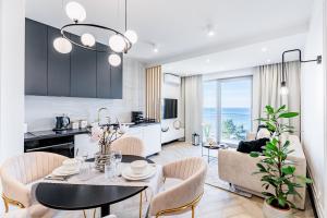 Kuchyňa alebo kuchynka v ubytovaní Balticus Apartamenty Deluxe Promenada Gwiazd 14