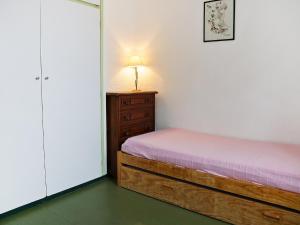 1 dormitorio con 1 cama, vestidor y lámpara en Apartment Horizon Marin-2 by Interhome, en Lacanau-Océan
