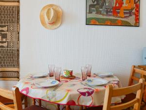 una mesa con un sombrero encima en Apartment Horizon Marin-2 by Interhome, en Lacanau-Océan