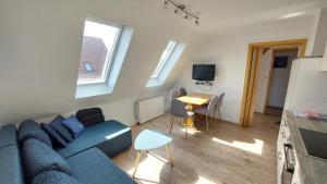 sala de estar con sofá azul y mesa en Ferienhaus Nordstrand Whg 5 en Baltrum