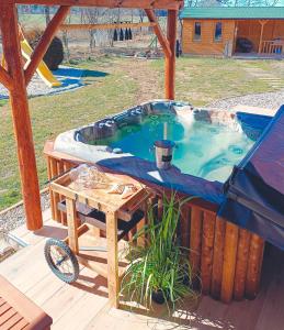 Bazén v ubytovaní Chalet d' amour alebo v jeho blízkosti