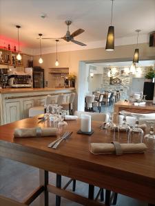 un restaurante con mesa de madera y utensilios. en Auberge du Vieux Lanas Logis Hotel Restaurant en Lanas