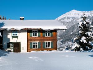 ザンクト・ガレンキルヒにあるHoliday Home Fitsch - GOP320 by Interhomeの雪家