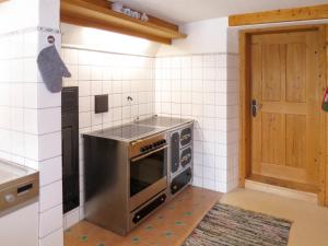 ザンクト・ガレンキルヒにあるHoliday Home Fitsch - GOP320 by Interhomeのキッチン(ステンレス製のコンロ、ドア付)