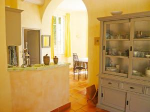cocina con encimera y comedor en Apartment Castel Haussmann-1 by Interhome en Cavalaire-sur-Mer