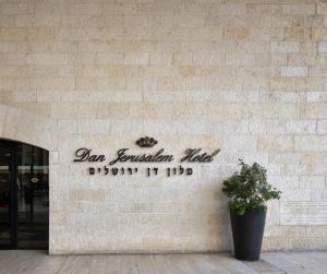 Certificato, attestato, insegna o altro documento esposto da Dan Jerusalem Hotel