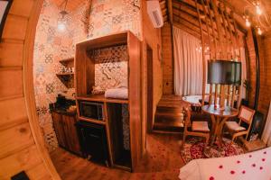 a living room in a wooden cabin with a tv at La Nostra Terra in Nova Veneza