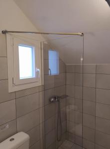 une salle de bain avec douche avec fenêtre et WC dans l'établissement George's Place Sifnos - apartments, à Apollonia 38 autres photos