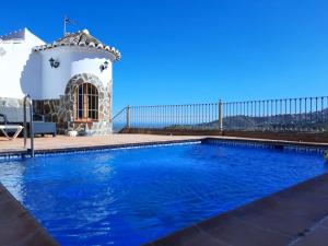 Der Swimmingpool an oder in der Nähe von Holiday Home Tres Palmeras by Interhome