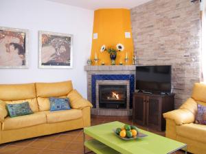 - un salon avec deux canapés et une cheminée dans l'établissement Holiday Home Tres Palmeras - FRG131 by Interhome, à Frigiliana