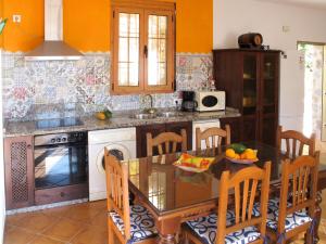 Кухня або міні-кухня у Holiday Home Tres Palmeras - FRG131 by Interhome