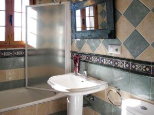 Ein Badezimmer in der Unterkunft Holiday Home Tres Palmeras by Interhome
