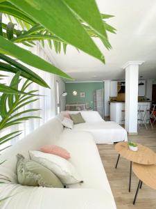 Posteľ alebo postele v izbe v ubytovaní Apartamento en 1ª línea con piscina