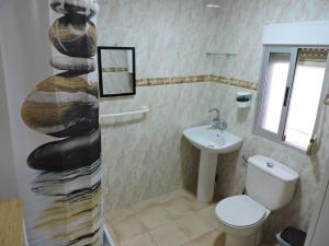 een badkamer met een toilet en een wastafel bij El Cascabel in Granada