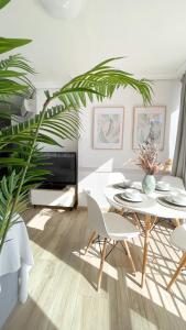 un soggiorno con tavolo e pianta di Apartamento en 1ª línea con piscina ad Alicante