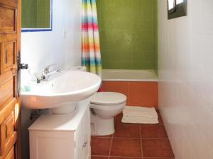 フリヒリアナにあるHoliday Home La Era - FRG130 by Interhomeのバスルーム(洗面台、トイレ、バスタブ付)