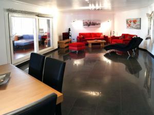 トロクス・コスタにあるApartment Centro Internacional Penthouse - TOX160 by Interhomeのリビングルーム(赤いソファ、テーブル付)