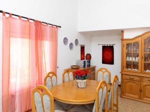 - une salle à manger avec une table et des chaises en bois dans l'établissement Holiday Home Pfeil - TDM170 by Interhome, à Torroella de Montgrí