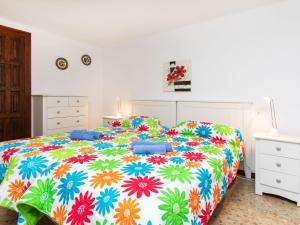 - une chambre avec un lit et une couette colorée dans l'établissement Holiday Home Pfeil - TDM170 by Interhome, à Torroella de Montgrí