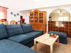 トレリャ・デ・モングリにあるHoliday Home Casa Pfeil - TDM170 by Interhomeのリビングルーム(青いソファ、テーブル付)