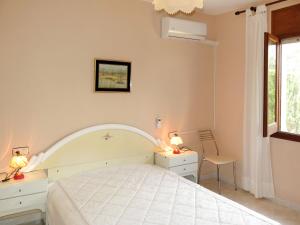 ミアミ・プラトーヤにあるHoliday Home Melina - MPL385 by Interhomeのベッドルーム(白いベッド1台、窓付)
