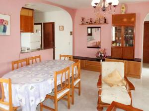 ミアミ・プラトーヤにあるHoliday Home Melina - MPL385 by Interhomeのキッチン、ダイニングルーム(テーブル、椅子付)