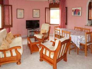 ミアミ・プラトーヤにあるHoliday Home Melina - MPL385 by Interhomeのリビングルーム(テーブル、椅子、テレビ付)
