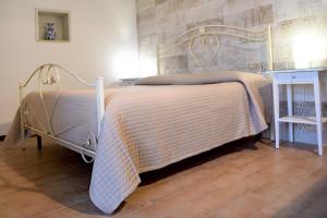 - un lit avec couverture dans une chambre dans l'établissement Locazione Turistica Arcobaleno "Family Loft", à Roccavivara