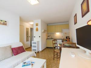 salon z białą kanapą i kuchnią w obiekcie Apartment La Croix du Sud-3 by Interhome w mieście Cavalaire-sur-Mer