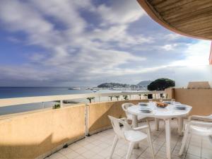 キャヴァレール・シュル・メールにあるApartment Le Palazzo del Mar-6 by Interhomeのビーチを望むバルコニー(テーブル、椅子付)