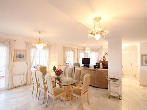 Μια τηλεόραση ή/και κέντρο ψυχαγωγίας στο Holiday Home Villa Mimosa by Interhome