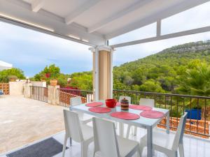 una mesa blanca y sillas en un balcón con vistas en Holiday Home Anromi by Interhome, en Cala Vadella