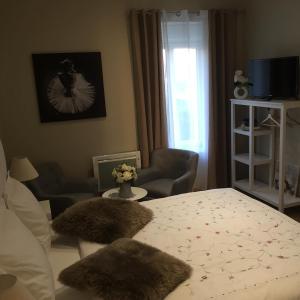 a living room with a bed and a table and a window at Bienvenue A La Campagne in Villers-sur-Port