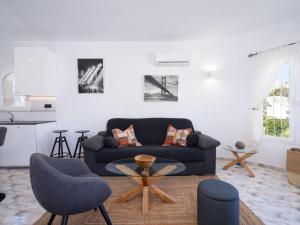 salon z niebieską kanapą i krzesłami w obiekcie Holiday Home La Lunella by Interhome w mieście Cumbre del Sol