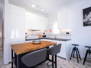 kuchnia z drewnianym stołem i dwoma krzesłami w obiekcie Holiday Home La Lunella by Interhome w mieście Cumbre del Sol +15 zdjęć