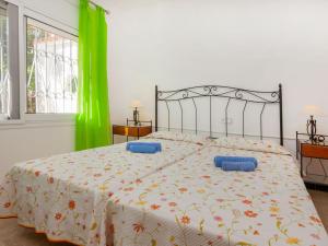 ミアミ・プラトーヤにあるHoliday Home Torre Mar by Interhomeのベッドルーム1室(大型ベッド1台、青い枕付)