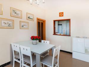 cocina con mesa blanca y sillas blancas en Holiday Home Torre Mar by Interhome, en Miami Platja 16 fotos más