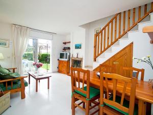 ミアミ・プラトーヤにあるHoliday Home Montalt VI by Interhomeのリビングルーム(木製テーブル、椅子付)