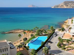 - Vistas aéreas a la playa y a la piscina en Apartment Sotavento by Interhome, en Calpe